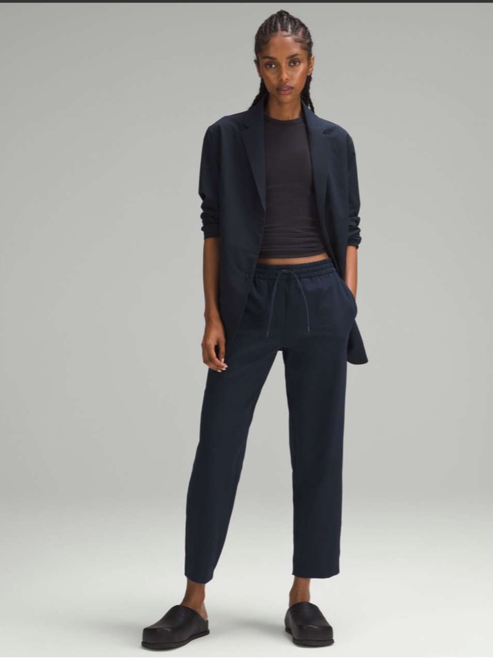 Lululemon • Tapered-Leg Mid-Rise
Pant 7/8 Length *Luxtreme • Size M